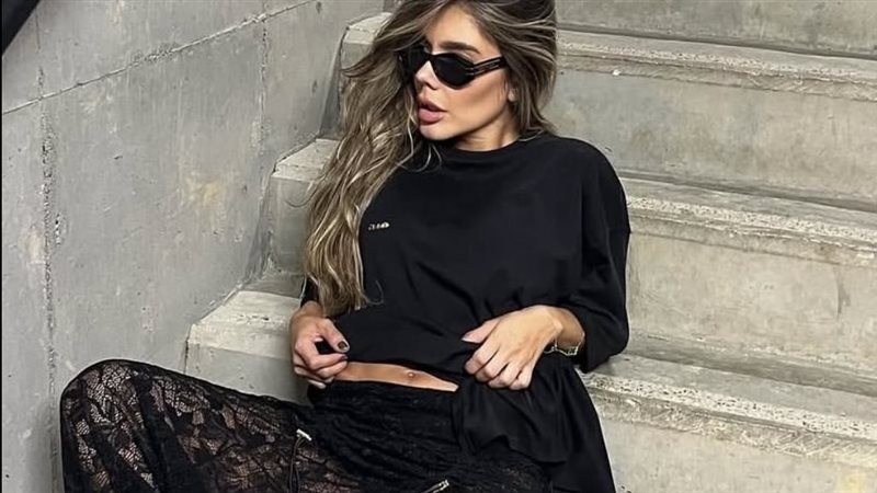 التنورة السوداء الشفافة