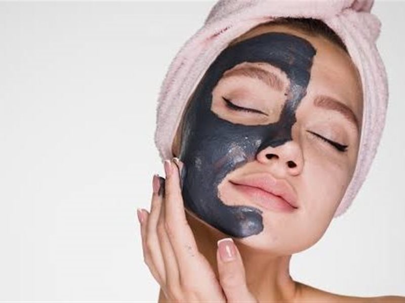 أقنعة الوجه الأفضل لتنظيف المسام ومنح البشرة النقاء