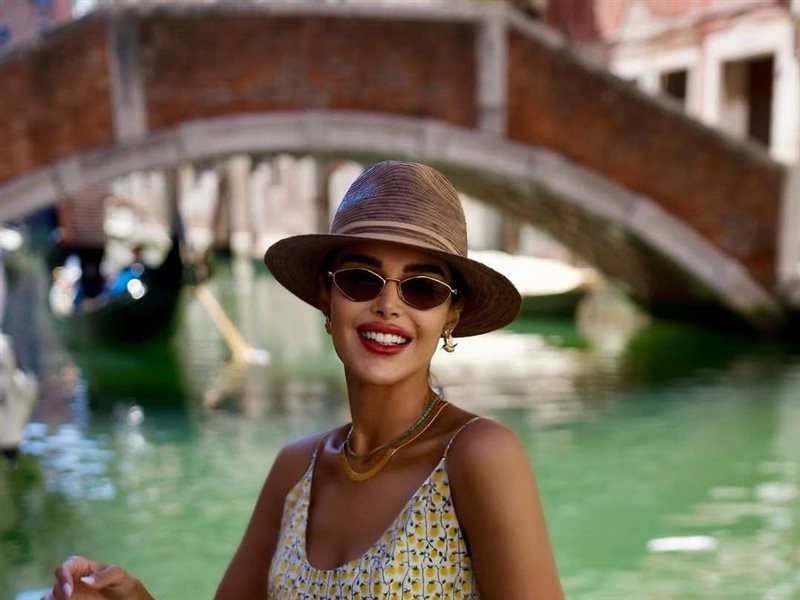 مرمر تخطف الأنظار بإطلالة صيفية مستوحاة من أجواء البحر المتوسط بتوقيع Staud وmiu miu