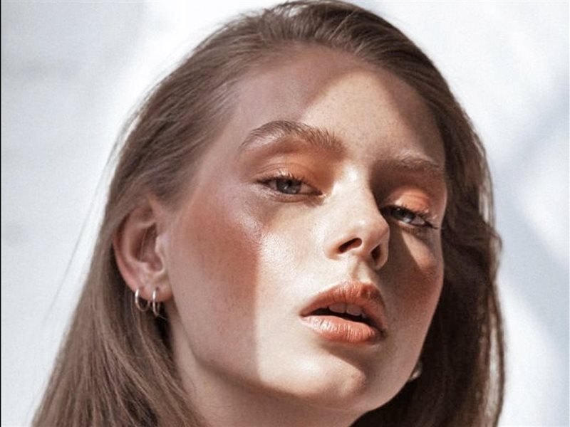  	المكياج البرتقالي يتصدر صيحات الجمال: مكياج أواخر الصيف الأكثر إشراقًا