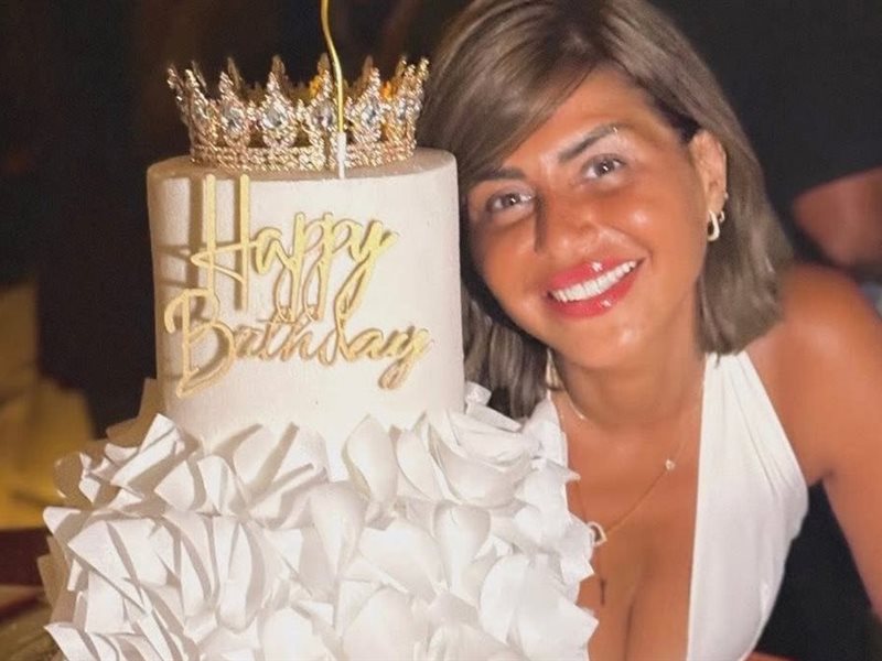 بفستان أبيض.. منة فضالي تحتفل بعيد ميلادها رفقة أصدقائها
