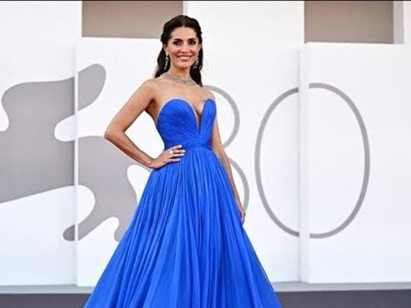 حين تتحول السينما إلى منصة للموضة: مهرجان فينيسيا يختتم دورته بأزياء تعيد مفهوم الأناقة والاستدامة 