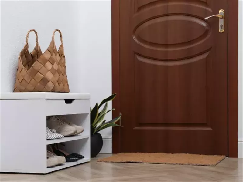 5 أسباب تدفعك إلى عدم ارتداء الأحذية  داخل منزلك أبدًا