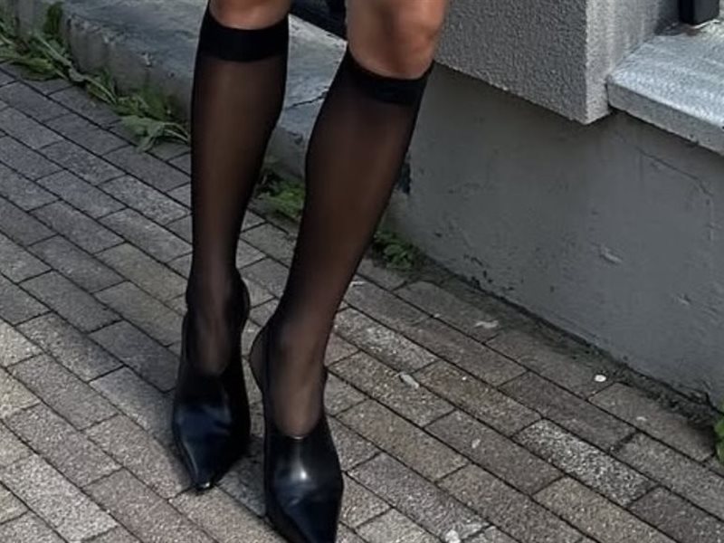  سر الأناقة الخفية: الجوارب الطويلة تعود لتتصدر صيحات الموضة