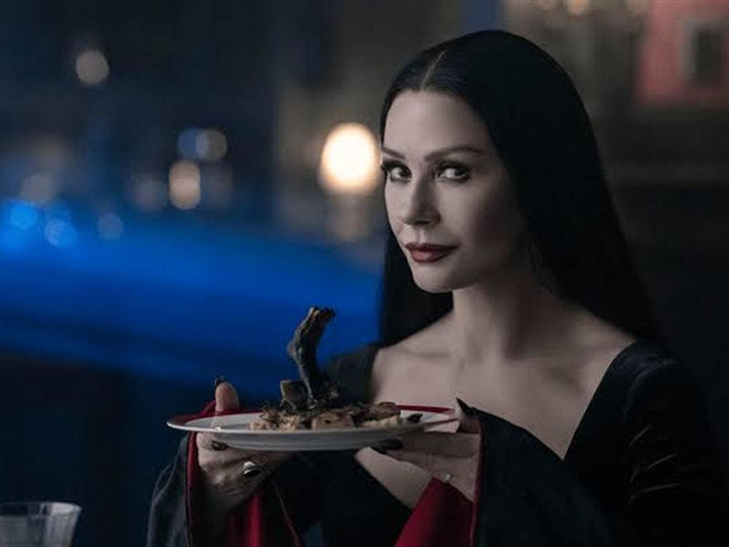 كاثرين زيتا جونز : ارغب في وضع أبنائي في صندوق زجاجي ولكن الموسم الثالث من Wednesday يشهد دروسا للجميع في الأمومة