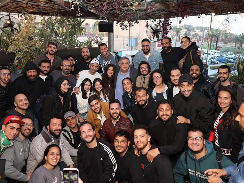 من كواليس الكبار إلى مقعد الإخراج.. من هو عمر رشدي مخرج 