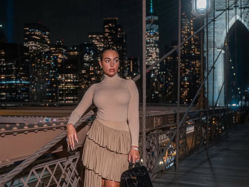  جورجينا رودريغز تخطف الأنظار  بإطلالتين خريفيتين من نيويورك