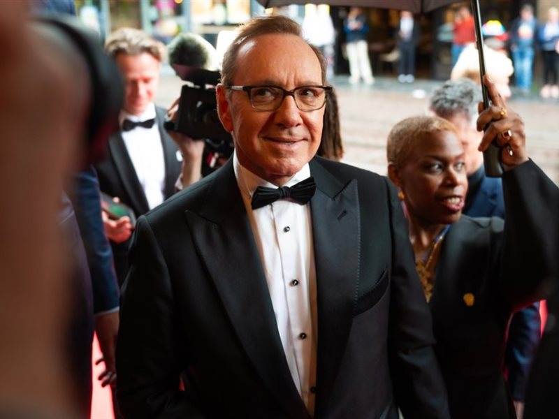 كيفن سبيسي يُهدي جائزة إنجاز العمر الى صديقه الراحل فال كيلمر