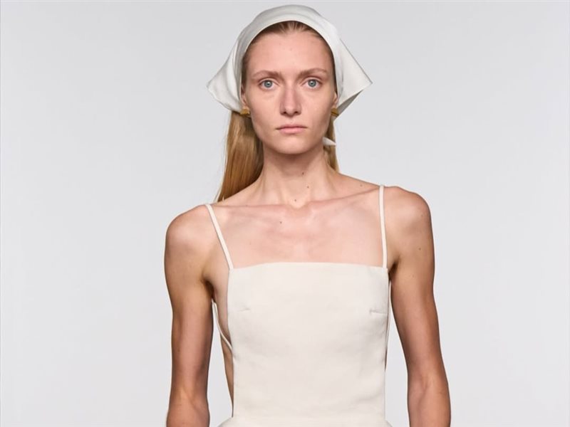 كالفن كلاين تبهر الجمهور بعرض يوازن بين الإرث الكلاسيكي والرؤية المستقبلية في نيويورك