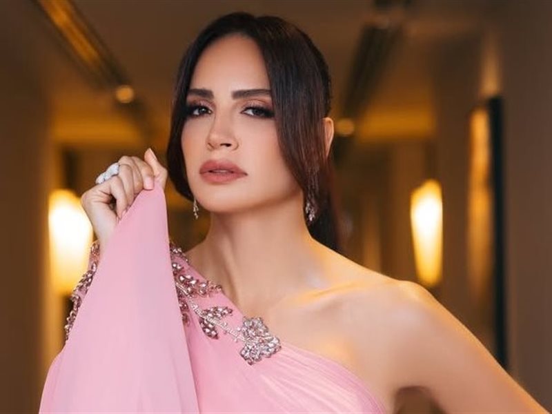 آمال ماهر تفتتح 