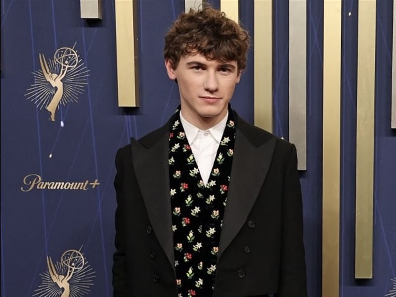 إطلالات الرجال تنافس النجمات على السجادة الحمراء في حفل جوائز الإيمي