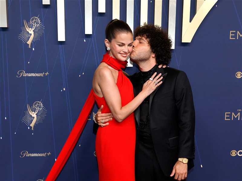 أبرزهم سيلينا جوميز وخطيبها.. أبرز الثنائيات الذين خطفوا الأنظار في حفل Emmy Awards الـ77