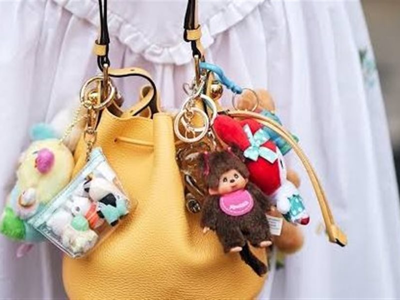 موضة الـ Charms: كيف تحوّل حقيبة العمل إلى قطعة عصرية؟