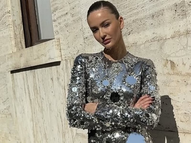 الميتالك.. لغة الموضة البراقة التي تسيطر على منصات الأزياء العالمية