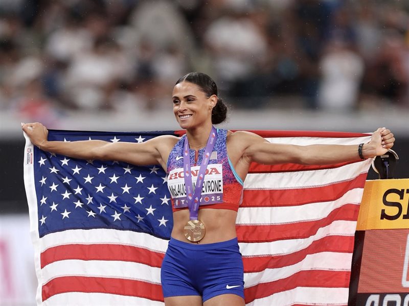 ماكلافلين ليفرون تقترب من الرقم القياسي العالمي