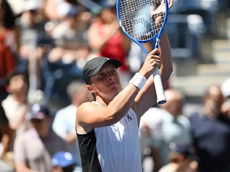 إيغا شفيونتيك تتألق في سيول وتبلغ ربع النهائي بسهولة