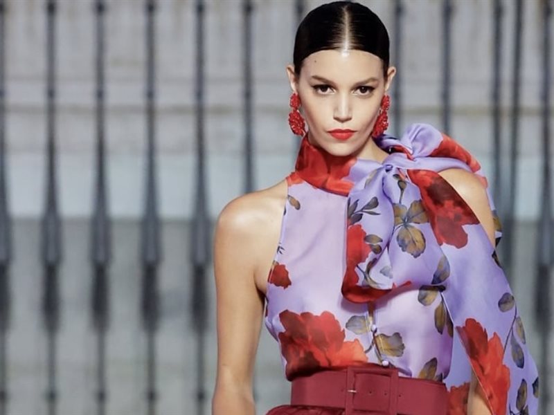 كارولينا هيريرا تحتفل بمدريد: عرض ربيع وصيف 2026 في قلب بلازا مايور التاريخية