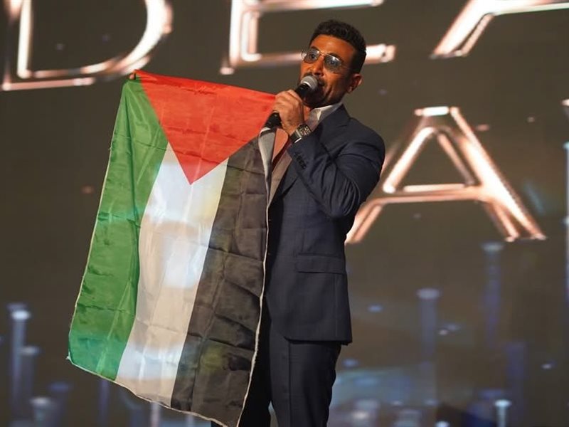 أحمد سعد يرفع العلم الفلسطيني في حفل دير جيست دعمًا للقضية