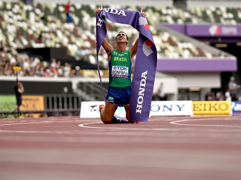 كايو بونفيم يحسم 20 كلم مشي وإسبانيا تحتفل بإنجاز بيريز التاريخي