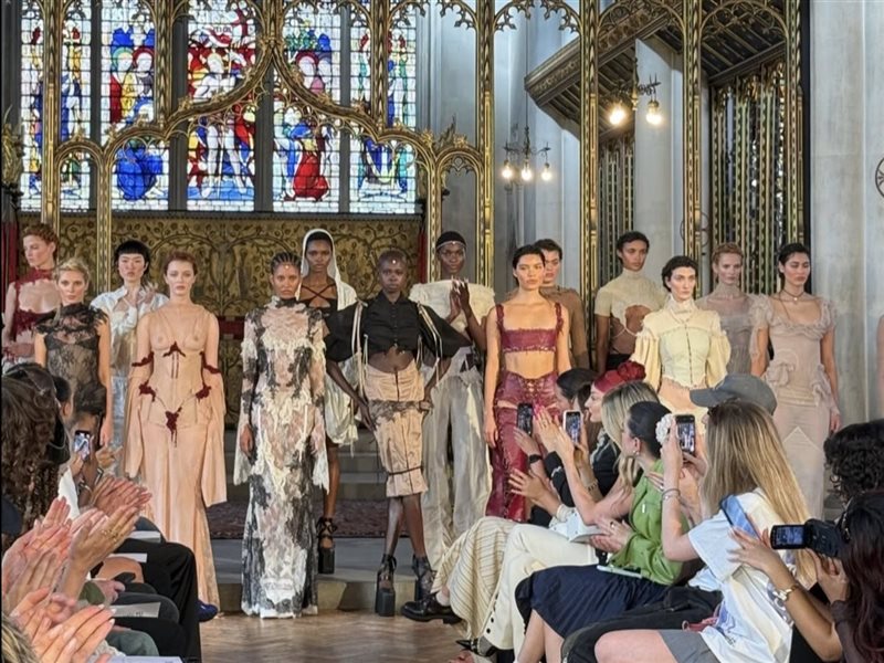 الدانتيل والكورسيه يرويان قصة الأنوثة وتمكين المرأة في عرض Dreaming Eli ضمن أسبوع الموضة في لندن