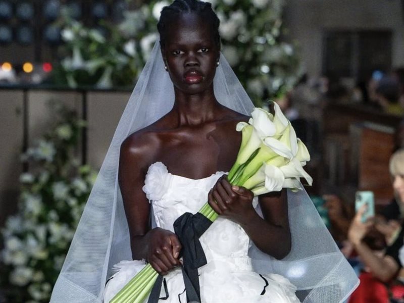 باتريك ماكدويل الفائز بجائزة الملكة إليزابيث الثانية للتصميم يقدّم عرض استثنائي في اسبوع الموضة بلندن