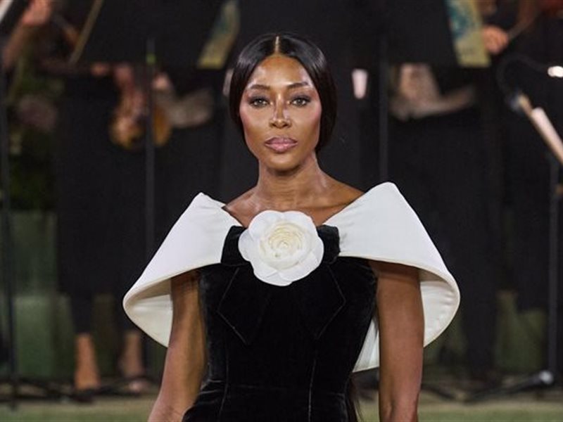 نعومي كامبل تتألق في ظهورها الأول في اسبوع الموضة بلندن بعرض أسطوري لريتشارد كوين 