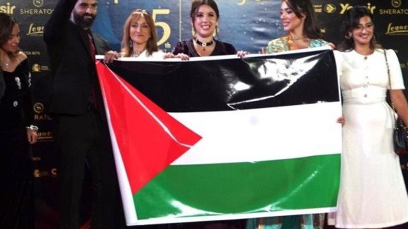 رفع علم فلسطين في