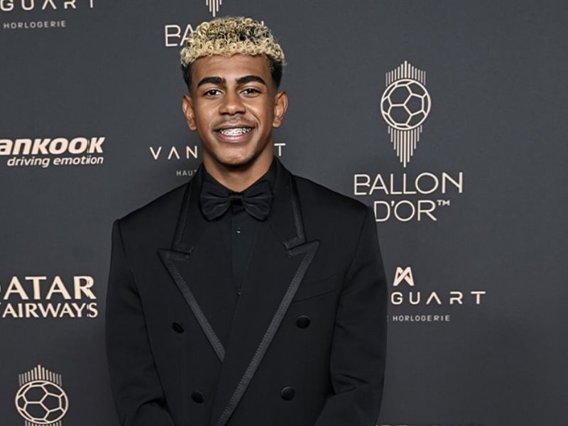 أناقة Dolce & Gabbana تتألق على السجادة الحمراء لحفل جوائز  Ballon d’Or 2025