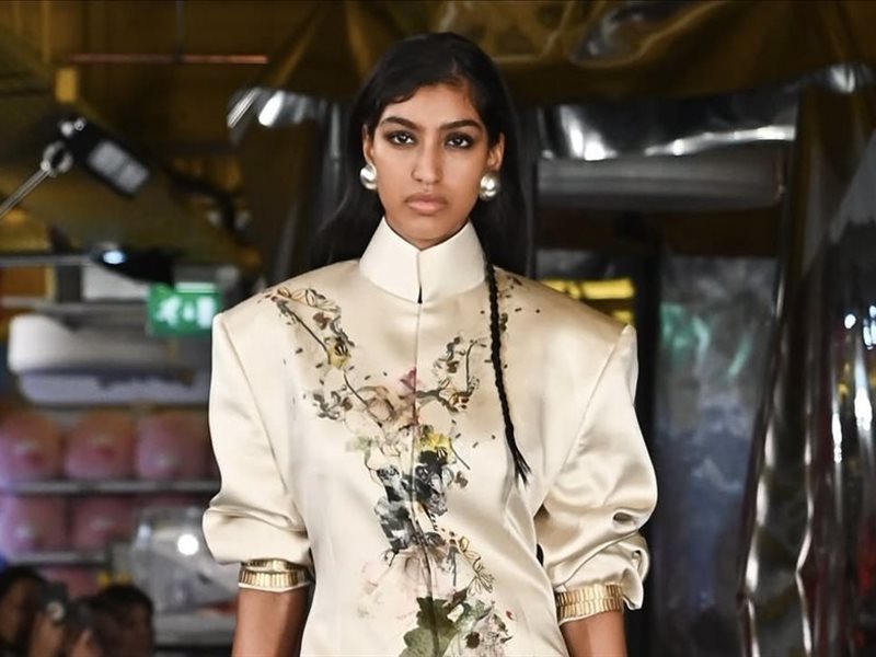 أناميكا خانا تُسطّر أول ظهور لها في أسبوع الموضة بلندن