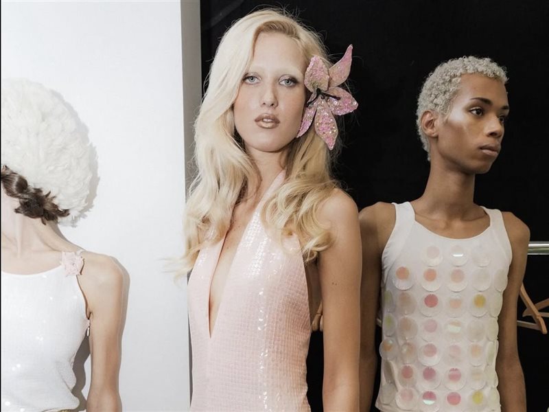 كونر آيفز يملأ منصات لندن بطاقة البوب والبهجة في مجموعة صيف/ربيع  2026