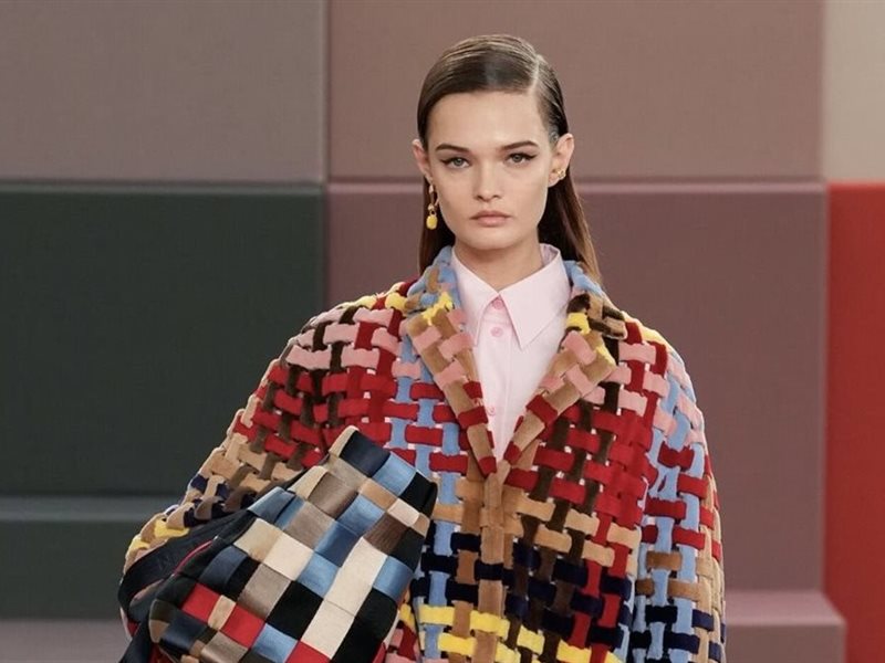 Fendi ربيع/صيف 2026… مرح أنثوي بألوان نابضة وحرفية متقنة ضمن فعاليات أسبوع الموضة في ميلانو