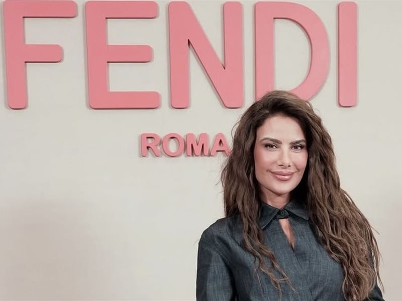 إطلالة أيقونية لصبا مبارك في أسبوع ميلانو للموضة مع دار fendi 