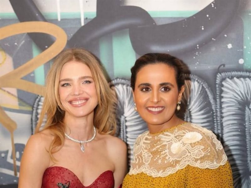 الشيخة المياسة تتألق في باريس  بإطلالة أنيقة ودعوة للثقافة والتضامن العالمي