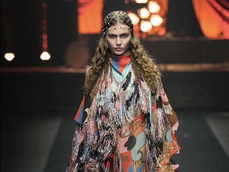 	ماركو دي فينتشنزو يمزج الأزياء البوهيمية بالموسيقى الحيّة في أحدث عروض إيترو