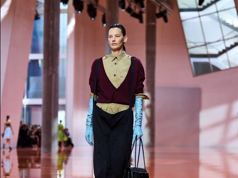 برادا تكشف عن مجموعة ربيع/صيف 2026 بأناقة عصرية  وألوان زاهية في أسبوع الموضة بميلانو