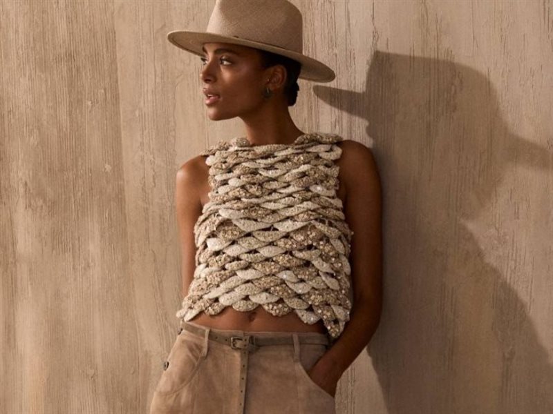 برونيلو كوتشينيلي تكشف عن مجموعة ربيع وصيف 2026: حوار صامت بين الإنسان والعناصر