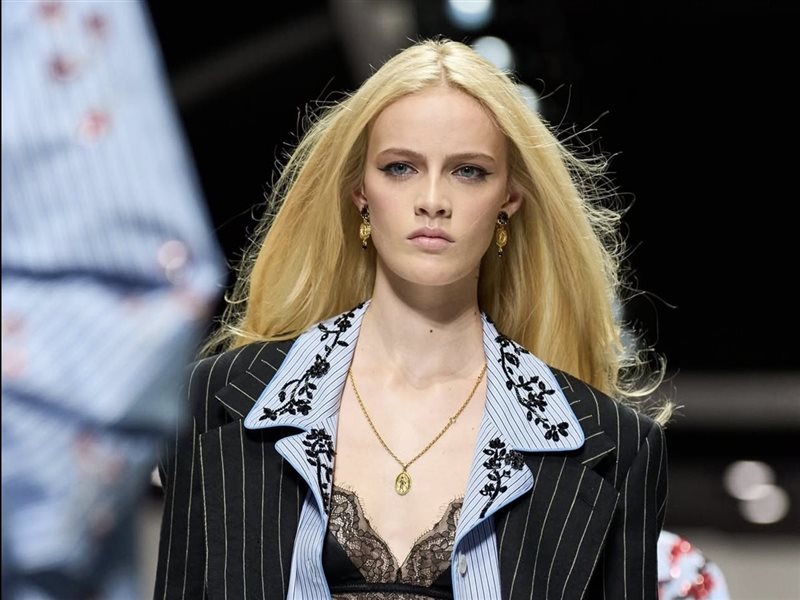 Dolce & Gabbana تطلق إطلالات نسائية ساحرة لربيع–صيف 2026 في ميلانو