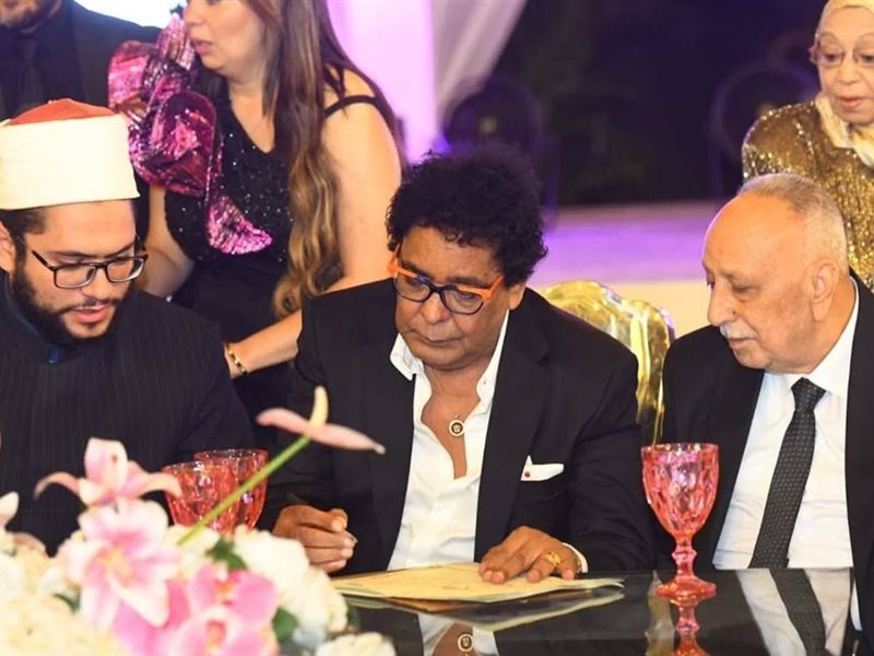 محمد منير يشهد على عقد قران ابنة شقيقته