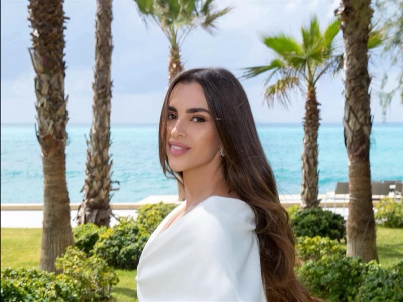 زين قطامي تتألق بإطلالة راقية بجمبسوت أبيض من توقيع المصمم العالمي إيلي صعب