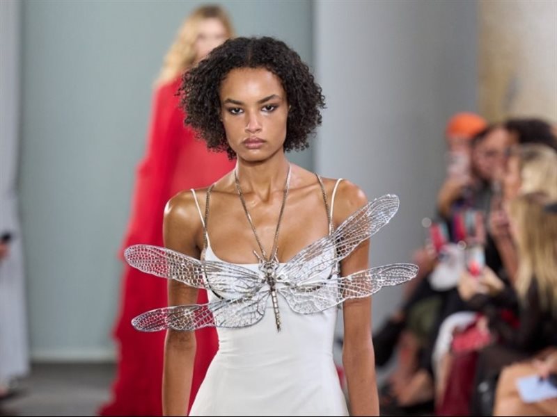 بلومارين تفتتح فصلاً جديداً من الجرأة الحالمة في أسبوع ميلانو للموضة