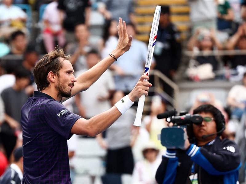 ميدفيديف وموسيتي يتألقان ويصعدان إلى ربع نهائي بكين للرجال