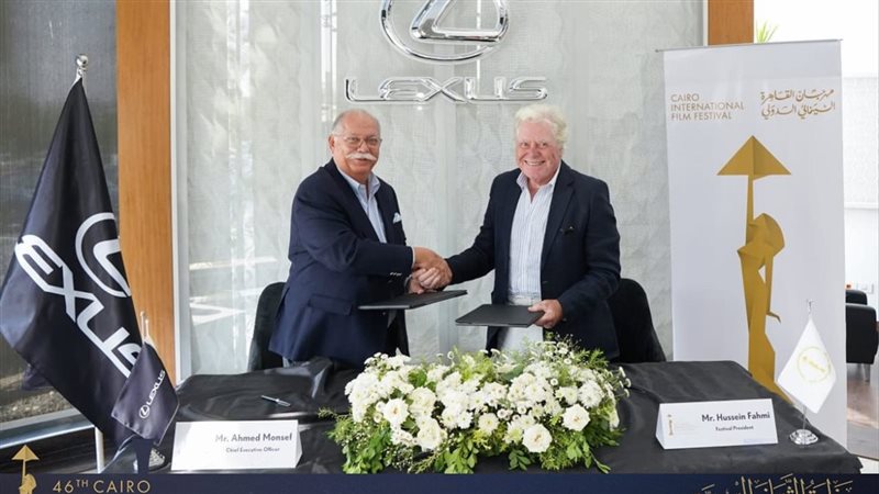 حسين فهمي وتوقيع