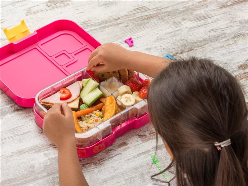 أطعمة لا يجب إعطاؤها لطفلك في لانش بوكس المدرسة