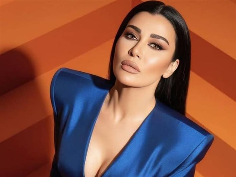 نادين الراسي تكسر القواعد بإطلالة غير تقليدية