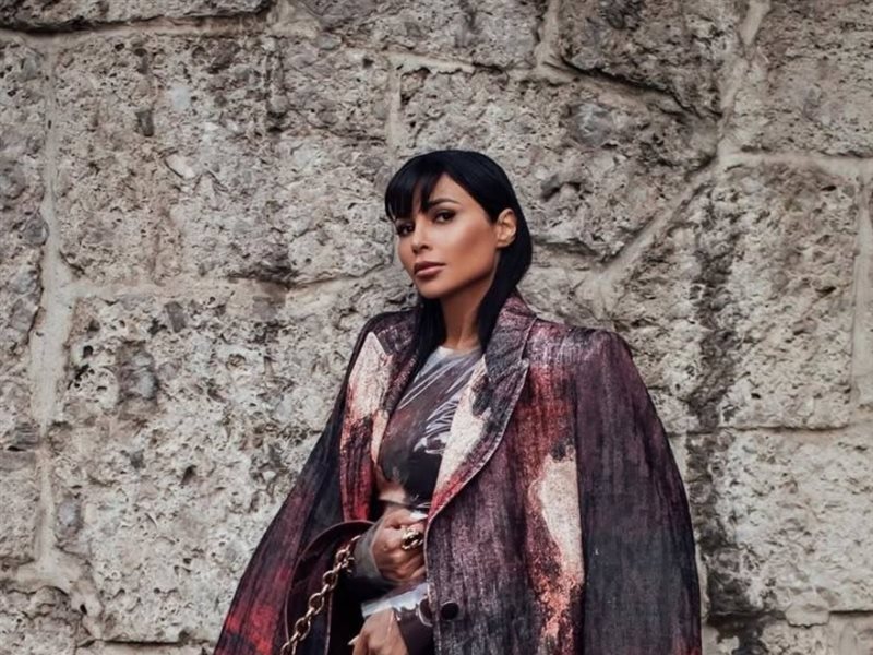 مهيرة عبد العزيز تتألق بإطلالة عصرية في ميلانو