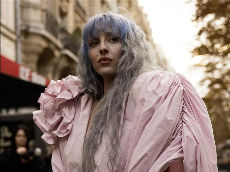 اليوم الأول من أسبوع الموضة في باريس لربيع وصيف 2026: سحر الأزياء يلتقي بجمال الشوارع