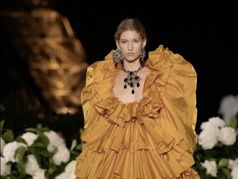 دار سان لوران تبهر باريس بعرض أيقوني تحت أضواء برج إيفل لموسم ربيع/صيف 2026