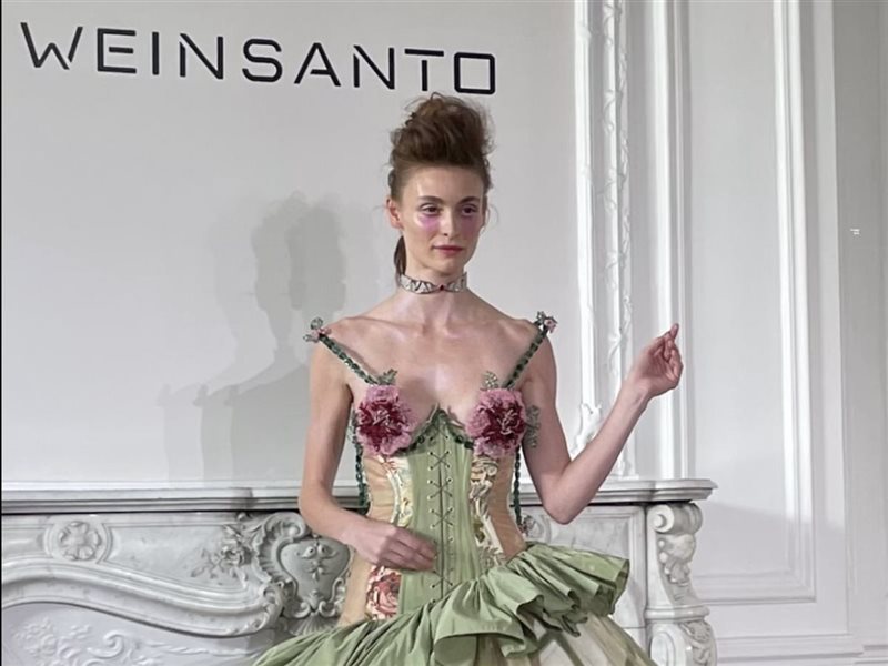 فيكتور واينسانتو يفتتح أسبوع الموضة في باريس بتصاميم مسرحية مستوحاة من التاريخ