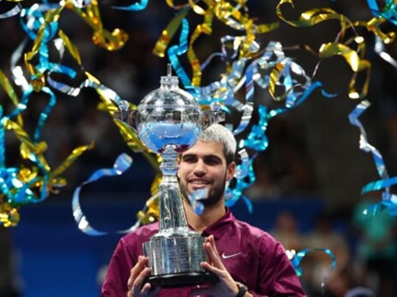 ألكاراز يُتوج بلقب دورة اليابان ويؤكد تفوقه على فريتز في نهائي قوي