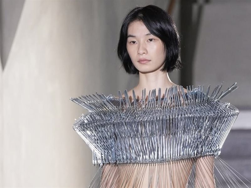 هوداكوفا الفائزة بجائزة LVMH تبهر جمهور باريس بتصاميم مستدامة